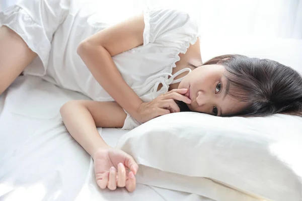 Mooie Jonge Vrouw Benen Slapen Ochtend Witte Slaapkamer — Stockfoto