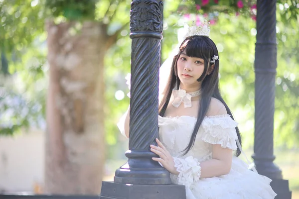 Eine Schöne Frau Lolita Kleid Garten Hintergrund Japanische Straßenmode Porträt — Stockfoto