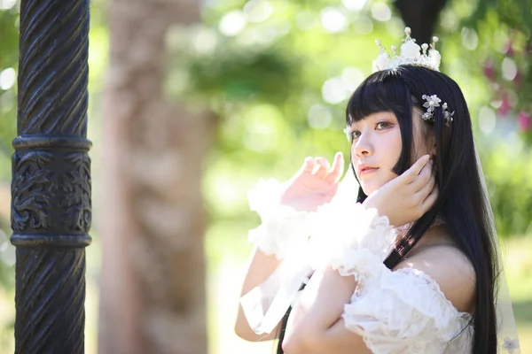 Eine Schöne Frau Lolita Kleid Garten Hintergrund Japanische Straßenmode Porträt — Stockfoto