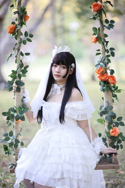 Una Hermosa Mujer Vestido Lolita Fondo Del Jardín Retrato Japonés — Foto de Stock
