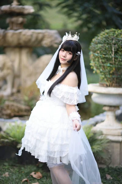 Uma Bela Mulher Vestido Lolita Jardim Fundo Japonês Rua Moda — Fotografia de Stock