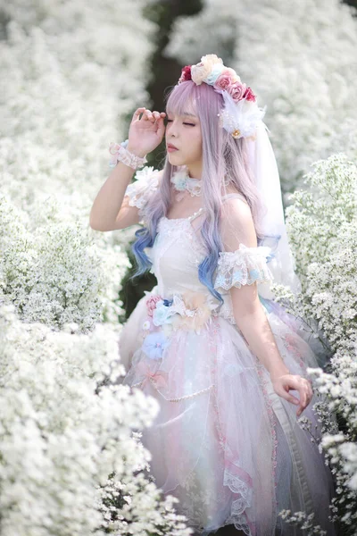 Mulher Bonita Com Vestido Branco Lolita Com Flores Jardim Moda — Fotografia de Stock