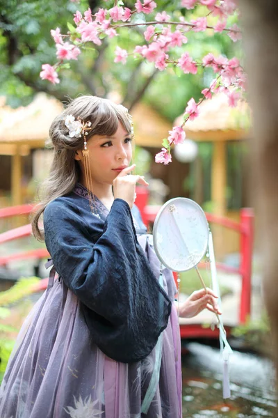 Lacivert Çin Lolita Elbisesi Çin Bahçesi Olan Güzel Genç Bir — Stok fotoğraf