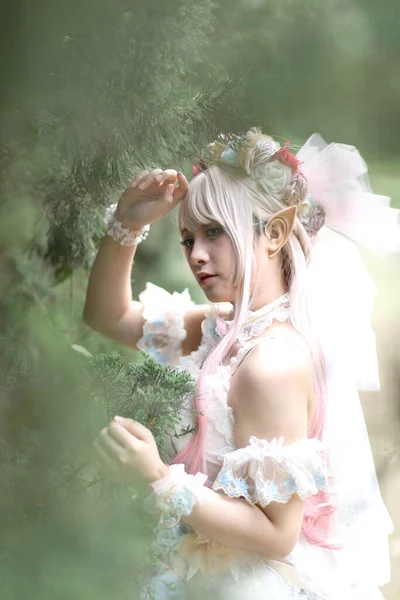 Hermosa Joven Con Vestido Lolita Blanca Con Flores Jardín Moda — Foto de Stock