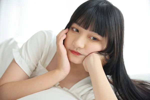 Hermosa Joven Mujer Asiática Durmiendo Cama Relajándose Luz Mañana Con — Foto de Stock