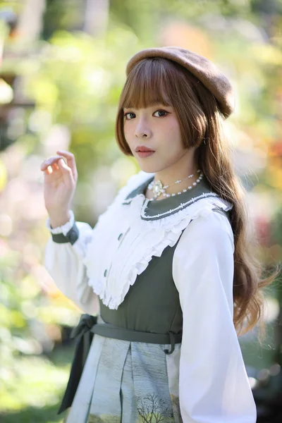 Vacker Kvinna Lolita Klänning Trädgården Bakgrund Japansk Gata Mode Porträtt — Stockfoto