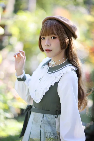 Una Hermosa Mujer Vestido Lolita Fondo Del Jardín Retrato Japonés — Foto de Stock