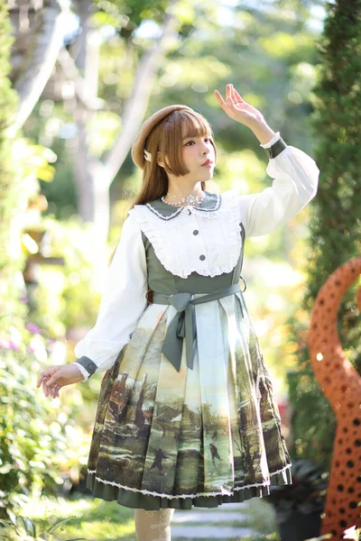 Uma Bela Mulher Vestido Lolita Jardim Fundo Japonês Rua Moda — Fotografia de Stock