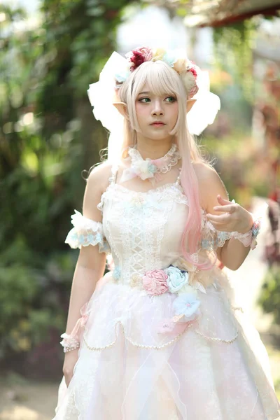 Красивая Молодая Женщина Белым Платьем Лолиты Цветами Сада Японской Моды — стоковое фото