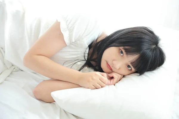 Mooie Jonge Aziatische Vrouw Slapen Bed Ontspannen Ochtend Licht Met — Stockfoto