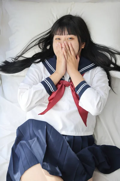 Asiático High School Girls Estudante Sorriso Enquanto Dorme Quarto Branco — Fotografia de Stock