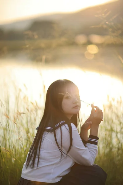 Asian High School Flickor Student Sitter Och Tittar Kameran Landsbygden — Stockfoto