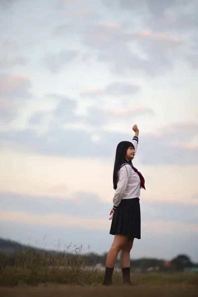 Asian High School Flickor Student Tittar Kameran Landsbygden Med Soluppgång — Stockfoto