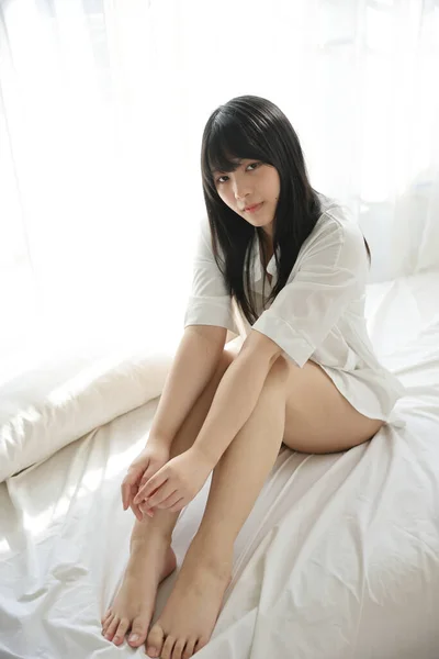 Güzel Genç Bir Kadın Sabah Beyaz Yatak Odasında Uyanıyor — Stok fotoğraf