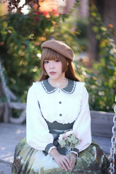 Een Mooie Vrouw Lolita Jurk Tuin Achtergrond Japans Straat Mode — Stockfoto
