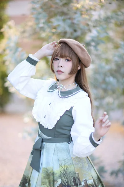 Eine Schöne Frau Lolita Kleid Garten Hintergrund Japanische Straßenmode Porträt — Stockfoto