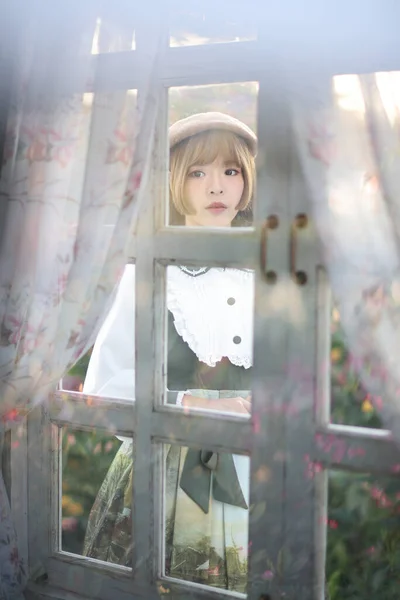 Uma Bela Mulher Vestido Lolita Jardim Fundo Japonês Rua Moda — Fotografia de Stock