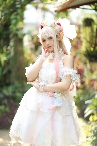 Piękna Młoda Kobieta Białą Sukienką Lolita Kwiatami Ogród Japońska Moda — Zdjęcie stockowe