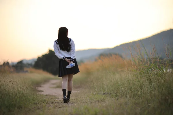 Asyalı Liseli Kızlar Kırsalda Gün Doğumuyla Yürüyorlar — Stok fotoğraf