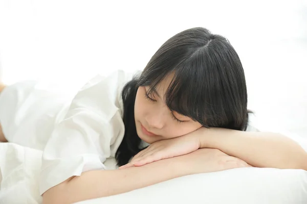 Hermosa Joven Despertando Por Mañana Dormitorio Blanco — Foto de Stock