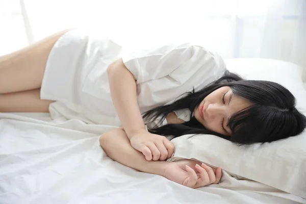 Wanita Muda Yang Cantik Bangun Pagi Hari Kamar Tidur Putih — Stok Foto