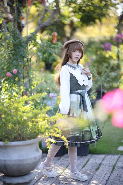 Vacker Kvinna Lolita Klänning Trädgården Bakgrund Japansk Gata Mode Porträtt — Stockfoto