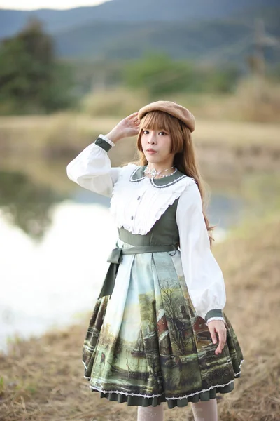 Una Hermosa Mujer Vestido Lolita Fondo Del Jardín Retrato Japonés — Foto de Stock