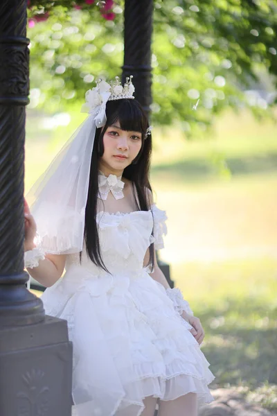 Wanita Muda Cantik Dengan Gaun Lolita Putih Dengan Taman Bergaya — Stok Foto