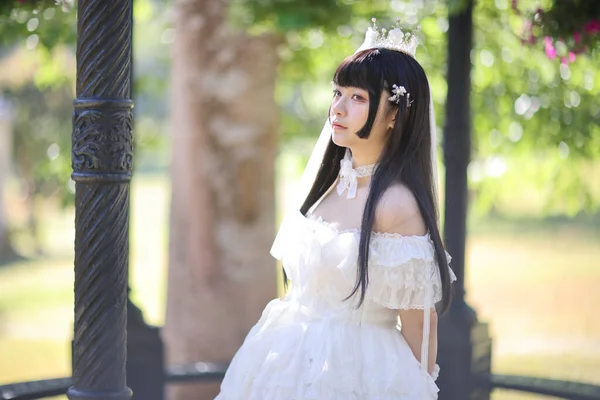 Piękna Młoda Kobieta Białą Sukienką Lolita Europejskim Ogrodem Japońska Moda — Zdjęcie stockowe