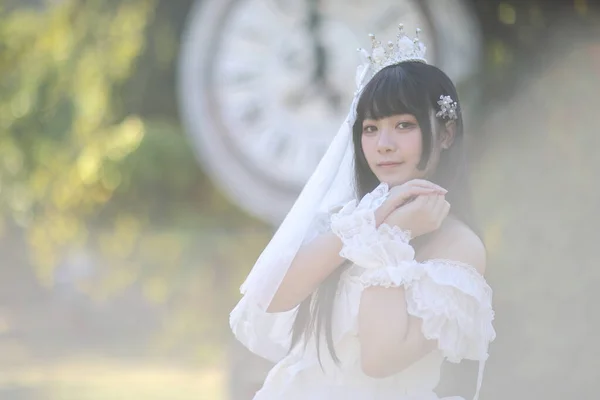 Schöne Junge Frau Mit Weißem Lolita Kleid Mit Europäischem Garten — Stockfoto