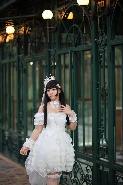 Hermosa Joven Con Vestido Lolita Blanca Con Jardín Europeo Moda —  Fotos de Stock