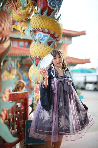 Krásná Mladá Žena Tmavě Modrou Čínskou Lolita Šaty Čínskou Zahradou — Stock fotografie