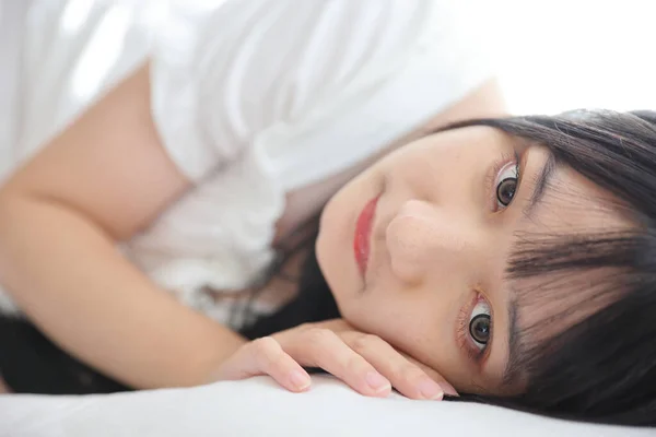 Hermosa Joven Mujer Asiática Durmiendo Cama Relajándose Luz Mañana Con — Foto de Stock