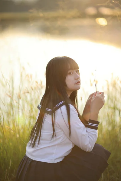 Asiatico High School Ragazze Studente Mangiare Gelato Campagna Con Alba — Foto Stock