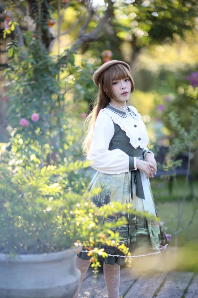 Una Hermosa Mujer Vestido Lolita Fondo Del Jardín Retrato Japonés — Foto de Stock