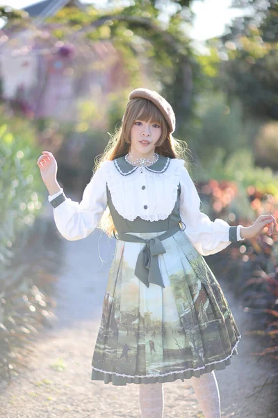 Μια Όμορφη Γυναίκα Lolita Φόρεμα Φόντο Κήπο Ιαπωνικό Πορτρέτο Μόδας — Φωτογραφία Αρχείου