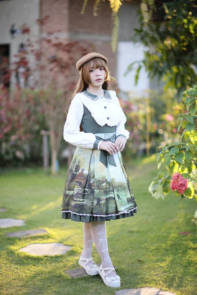 Eine Schöne Frau Lolita Kleid Garten Hintergrund Japanische Straßenmode Porträt — Stockfoto