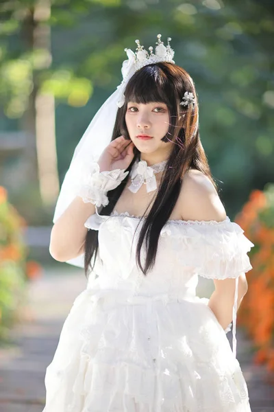 Belle Jeune Femme Avec Robe Blanche Lolita Avec Jardin Européen — Photo