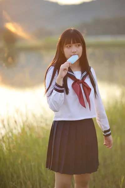 Aziatische Middelbare School Meisjes Student Eten Ijs Het Platteland Met — Stockfoto