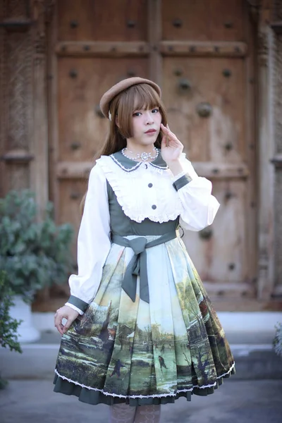 Krásná Žena Lolita Šaty Zahradě Pozadí Japonské Ulice Módní Portrét — Stock fotografie