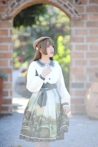 Una Hermosa Mujer Vestido Lolita Fondo Del Jardín Retrato Japonés — Foto de Stock