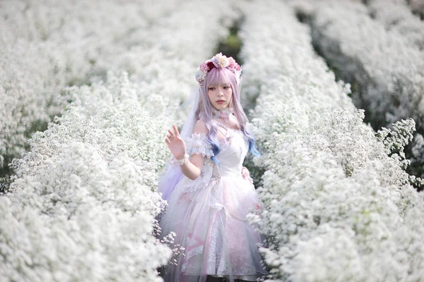 Hermosa Joven Con Vestido Lolita Blanca Con Flores Jardín Moda —  Fotos de Stock