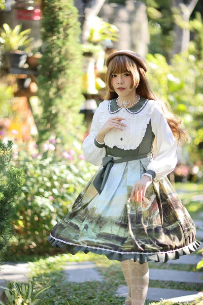 Μια Όμορφη Γυναίκα Lolita Φόρεμα Φόντο Κήπο Ιαπωνικό Πορτρέτο Μόδας — Φωτογραφία Αρχείου