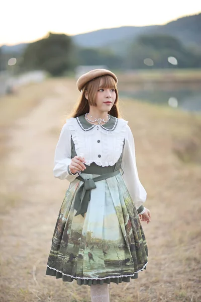 Lolita Elbiseli Güzel Bir Kadın Arka Planda Japon Sokak Moda — Stok fotoğraf