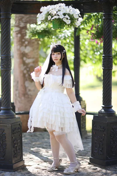 Mulher Bonita Com Vestido Lolita Branco Com Jardim Europeu Moda — Fotografia de Stock