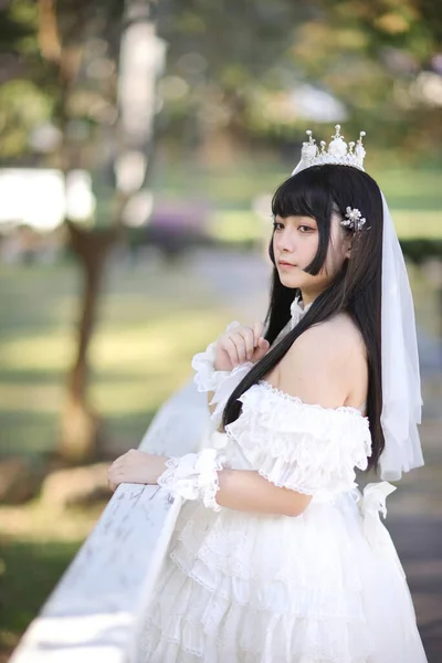 Krásná Mladá Žena Bílou Lolita Šaty Evropskou Zahradou Japonská Móda — Stock fotografie