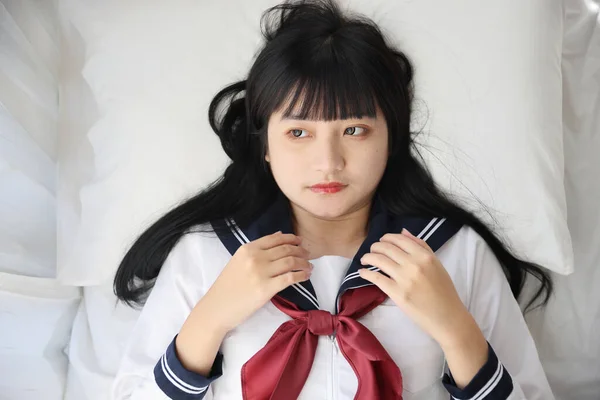 Asiatisch High School Mädchen Student Smile Während Schlafen Weiß Zimmer — Stockfoto