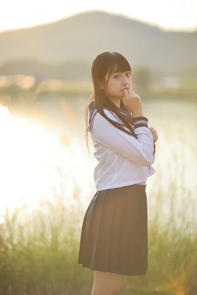 Asiática High School Girls Estudiante Mirando Cámara Campo Con Amanecer — Foto de Stock