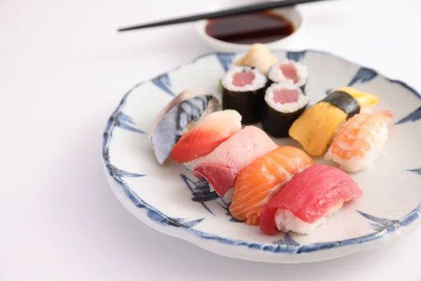 Sushi Set Nigiri Und Sushi Rollen Mit Sojasauce Und Essstäbchen — Stockfoto