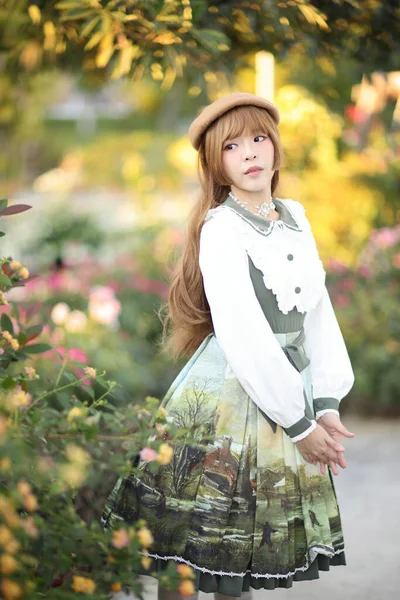 Una Bella Donna Abito Lolita Giardino Sfondo Giapponese Street Fashion — Foto Stock